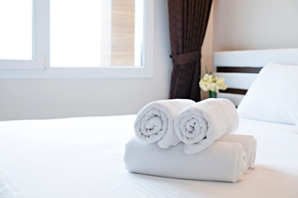 Rolled Towels On Made Hotel Bed 600X400