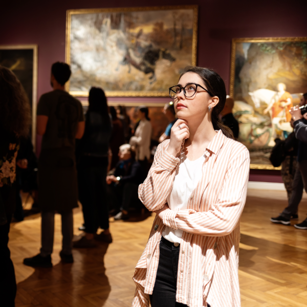 Young Woman At An Art Gallery 600X600